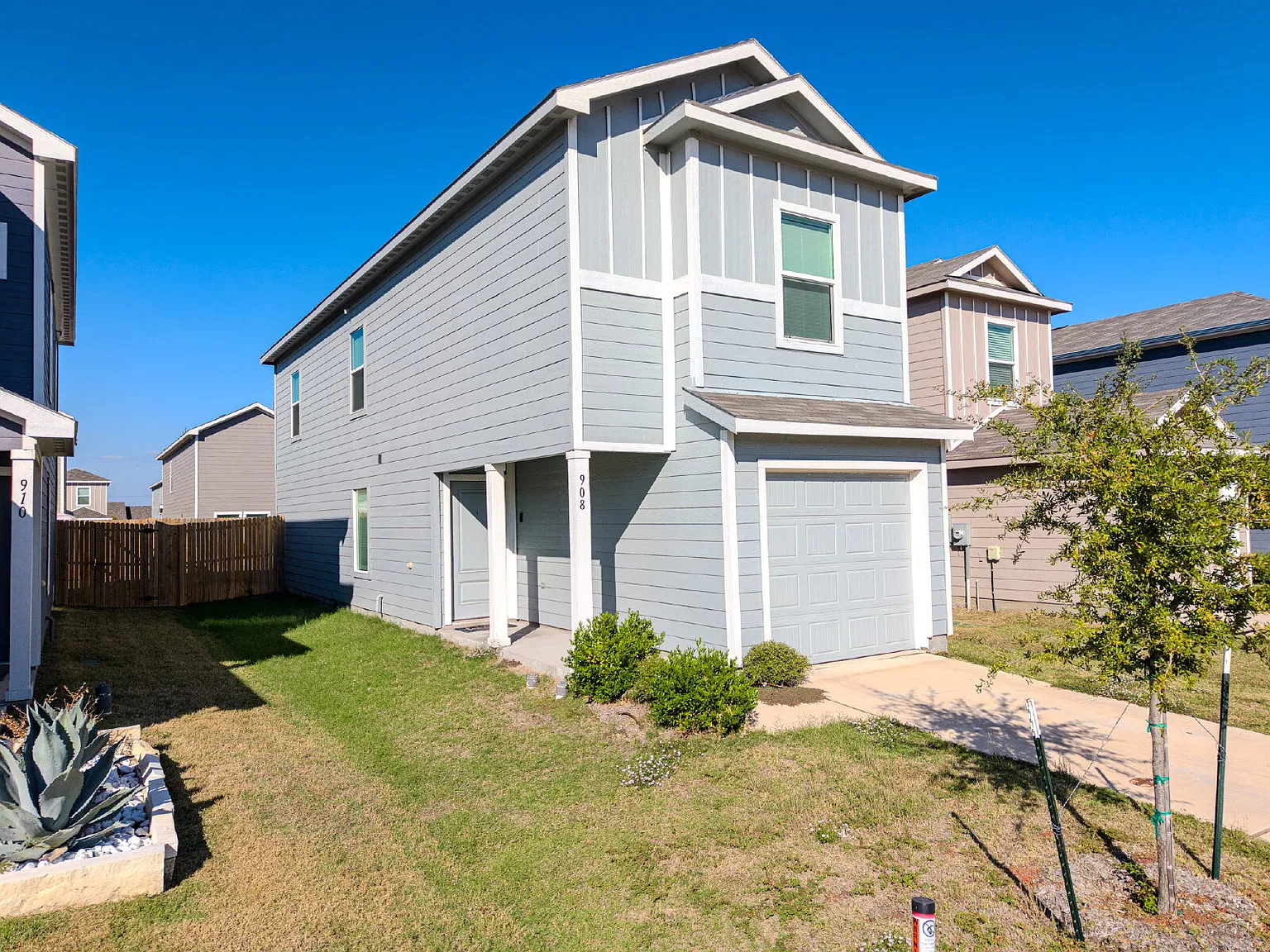 3 bed, 2.5 bath, 1203 sqft, $1,695 — Photo 3