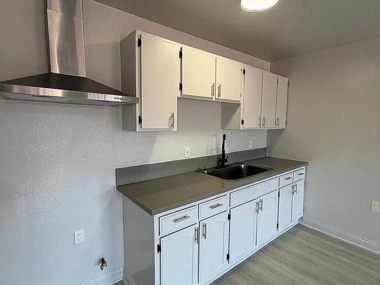 4265 S Hoover St — Photo 8