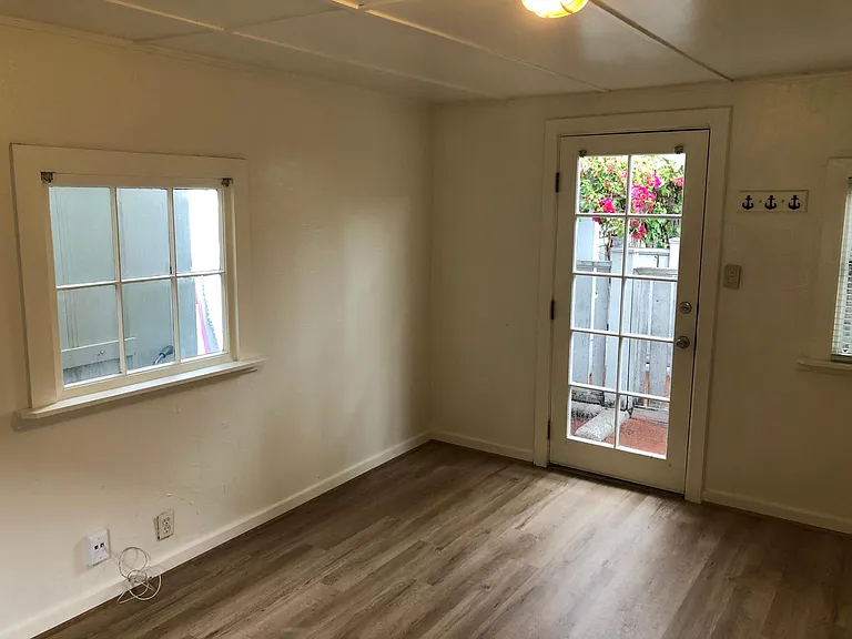 5067 1/2 Brighton Ave — Photo 10