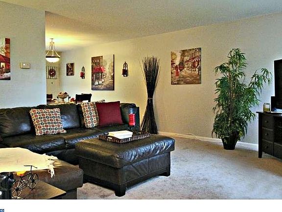 3rd image of 253 E Green Valley Cir