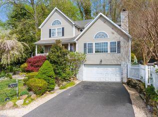 14 Fairview Ln, Oyster Bay, NY 11771