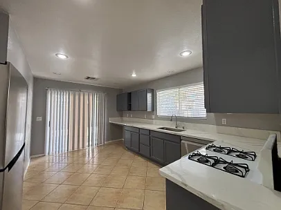 3 bed, 1284 sqft, $1,900 — Photo 4