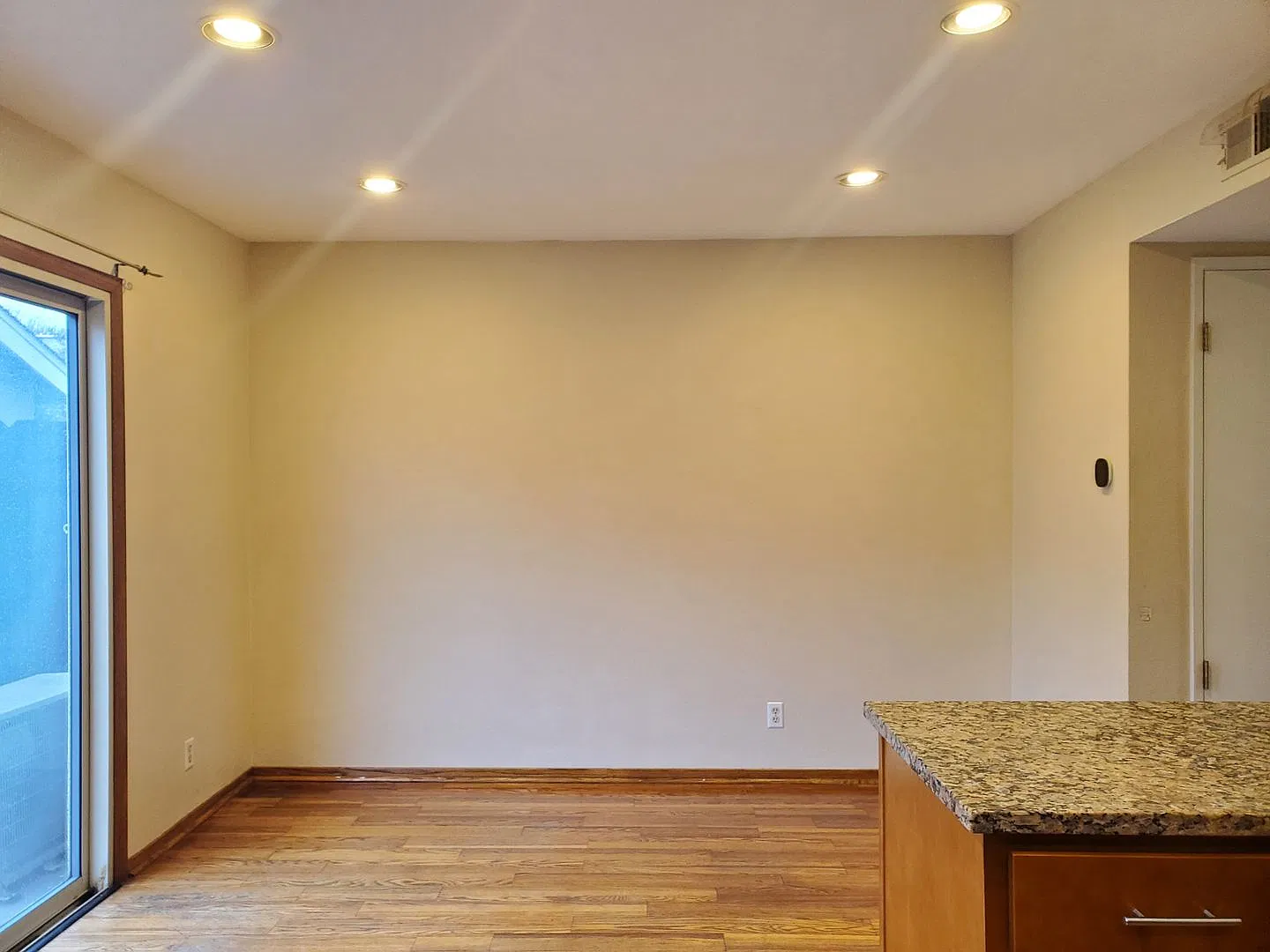Spacious Townhome, A/C, 2c Garage, Renovated Kitchen, Beautiful Master Bathroom! — Photo 3