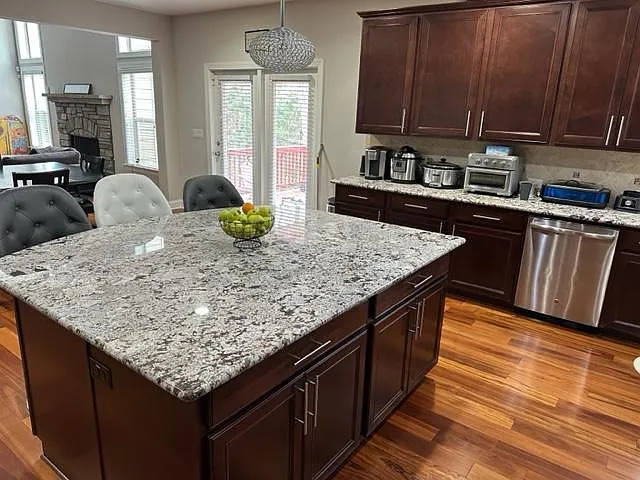 5 bed, 3861 sqft, $3,300 — Photo 3