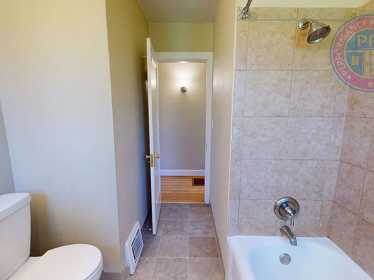 2605 NE 9th Ave — Photo 16