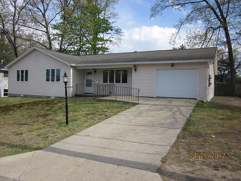 39 Damon Ave — Photo 1