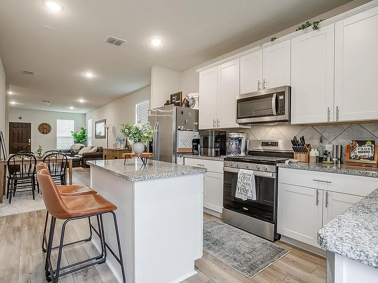 8144 Branch Hollow Trl — Photo 16
