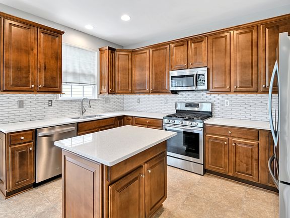 3rd image of 683 Tivoli Rd