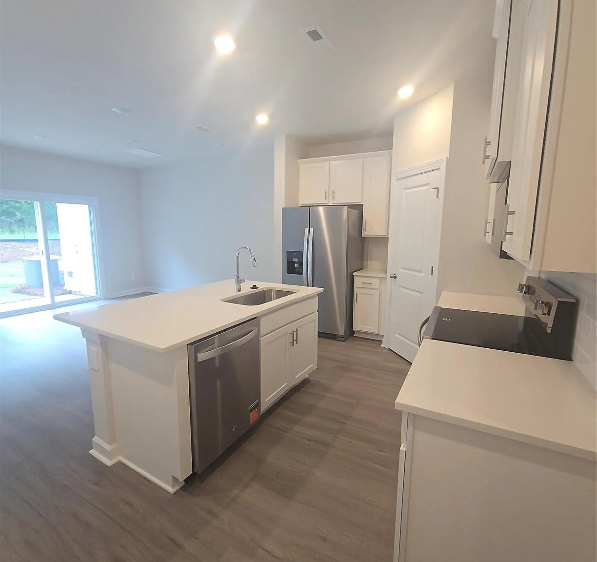 3 bed, 2.5 bath, 1500 sqft, $1,895 — Photo 2