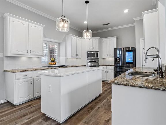 3rd image of 2409 Vista Point Dr