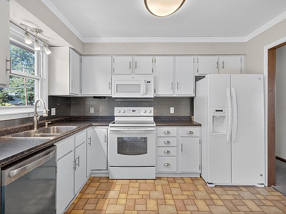 3rd image of 1508 Knollcrest Dr