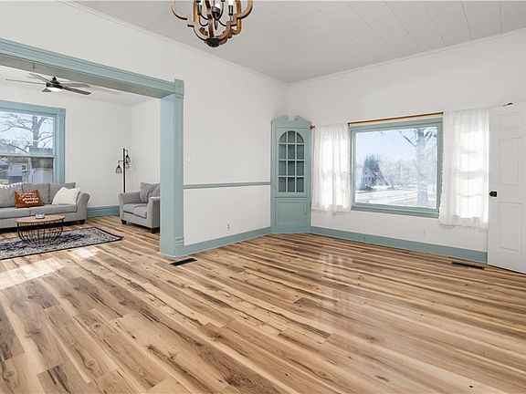 5th image of 301 E Mitchell St