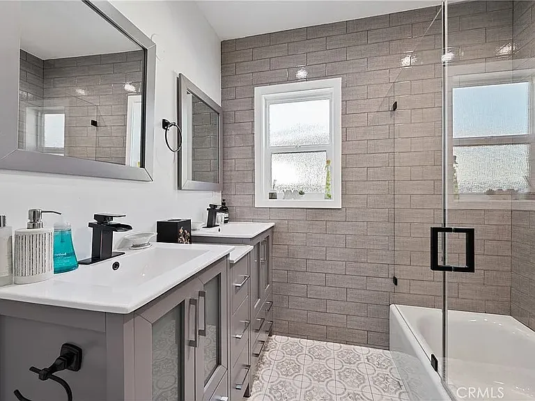 20852 Kittridge St — Photo 34