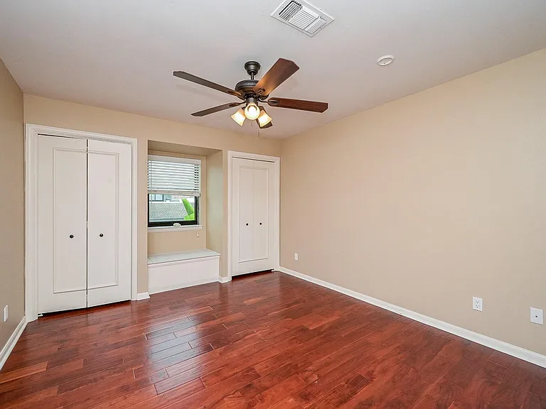 573 N Post Oak Ln — Photo 27