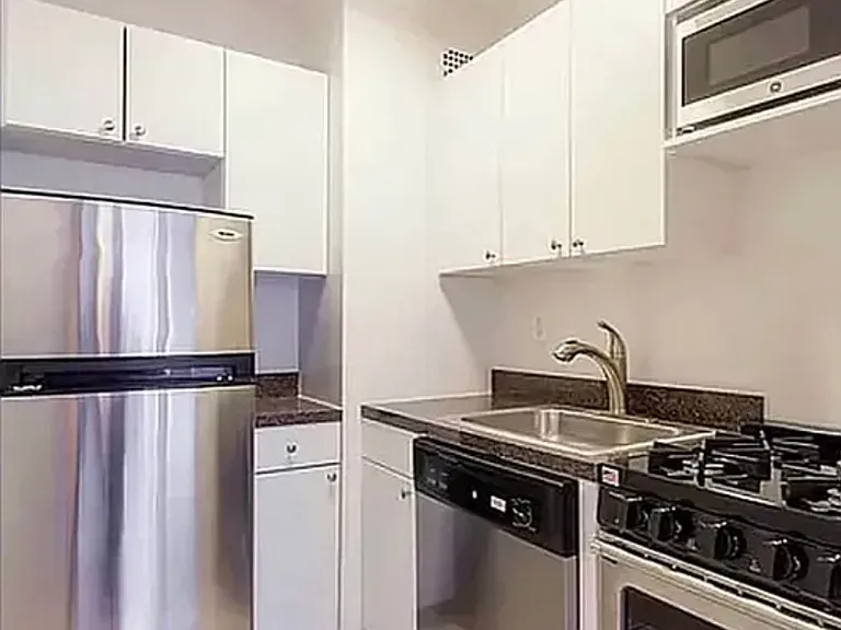 1556 York Ave #4B — Photo 2