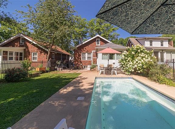 4th image of 2468 Hartland Ave