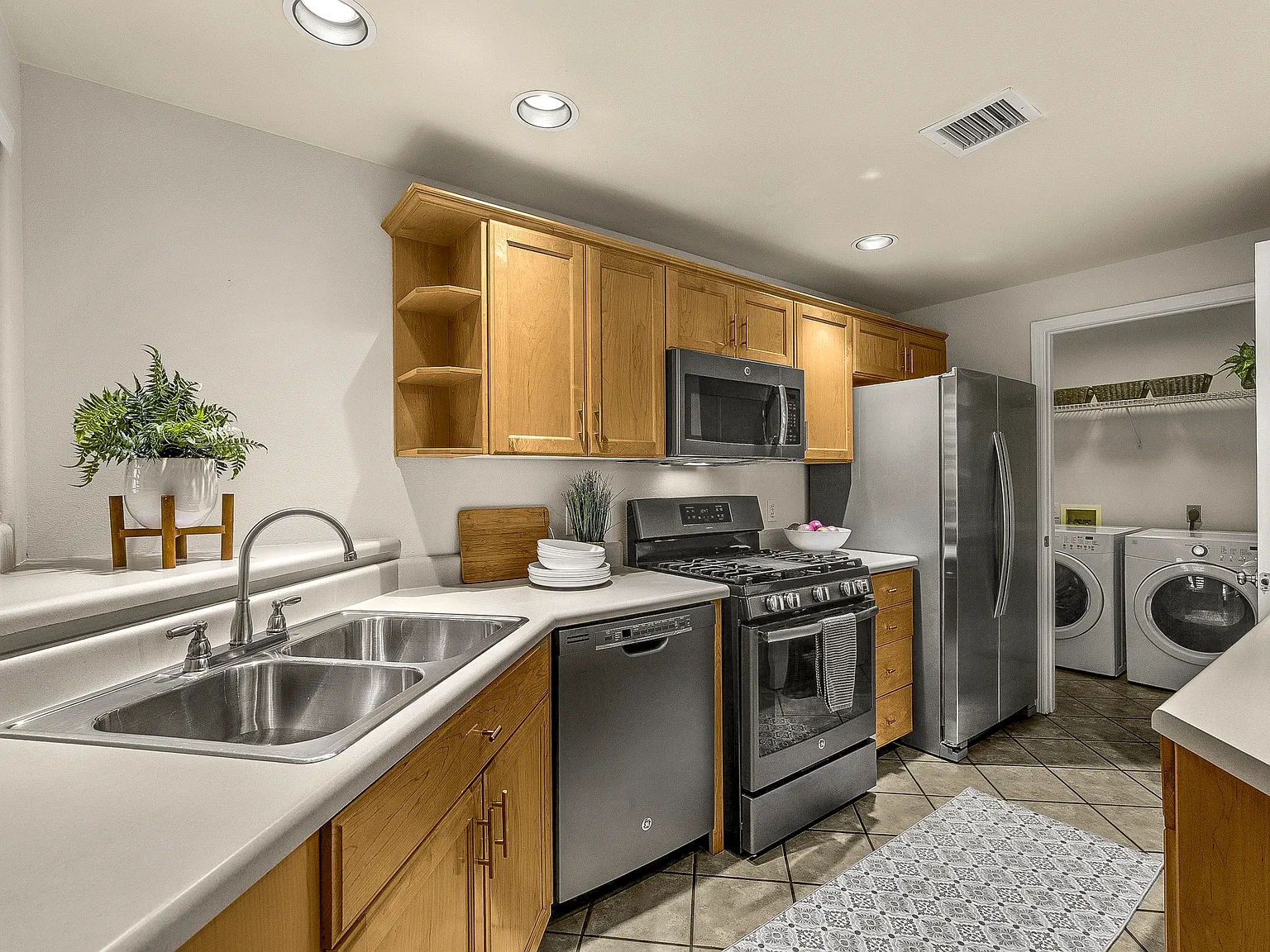 3 bed, 1287 sqft, $2,100 — Photo 4