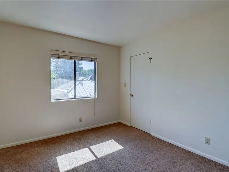 645 Ash St — Photo 18