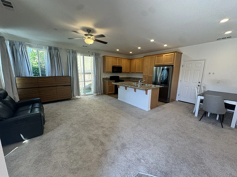 2904 Dillon Ln — Photo 3