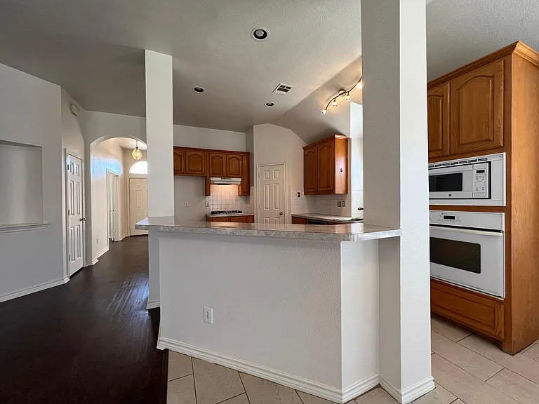 1141 Nickerson Ln — Photo 9