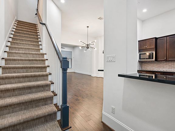 5th image of 824 Alexander St #A
