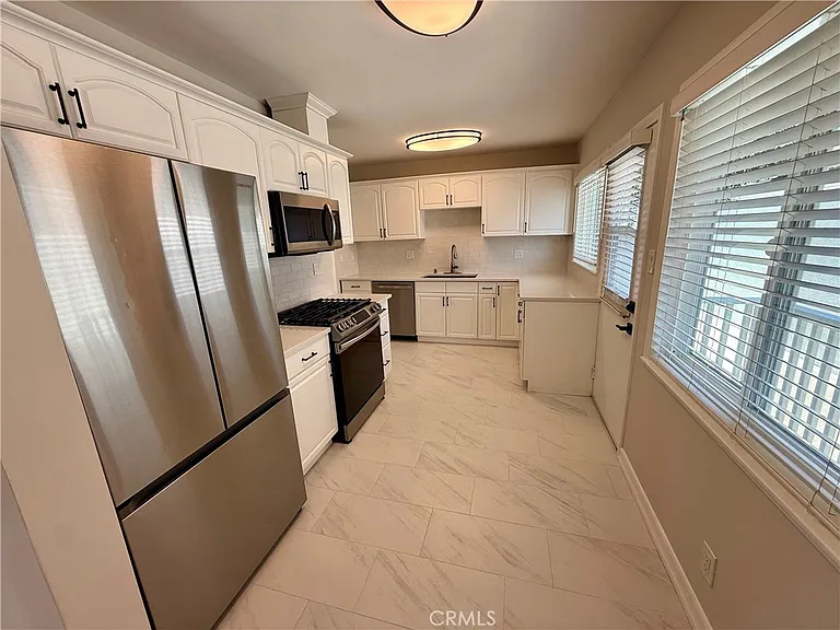 517 Blossom Ln — Photo 4