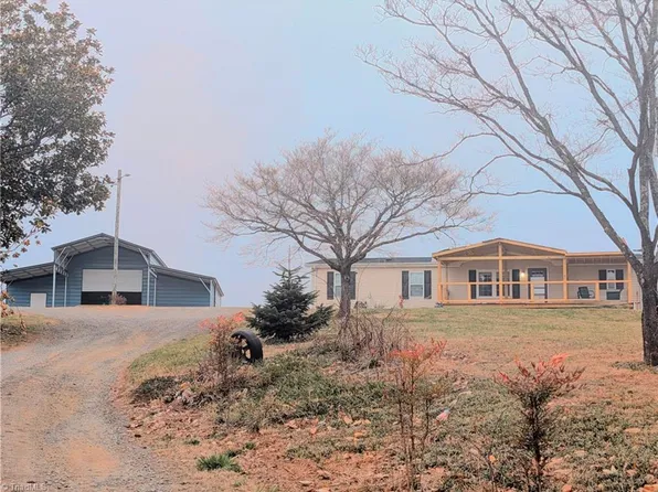 122 Sky Light Ln, Mount Airy, NC 27030