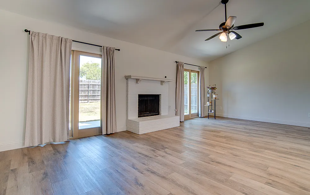3 bed, 1305 sqft, $2,300 — Photo 2