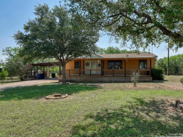 472 HOMECREST DR, La Vernia, TX 78121