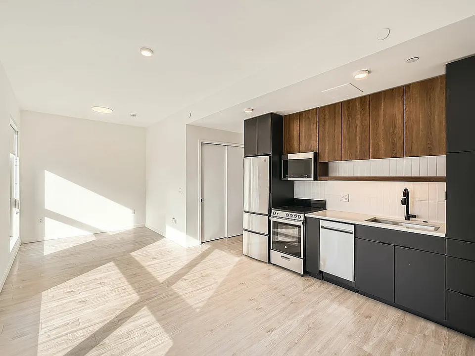 2059 19th St - Web Quality - 006 - 24 Studio 10 732