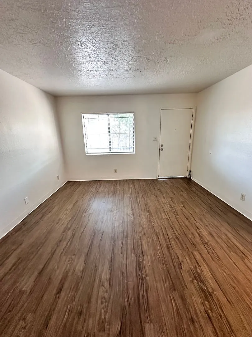 3618 Lafayette Drive Ne — Photo 3