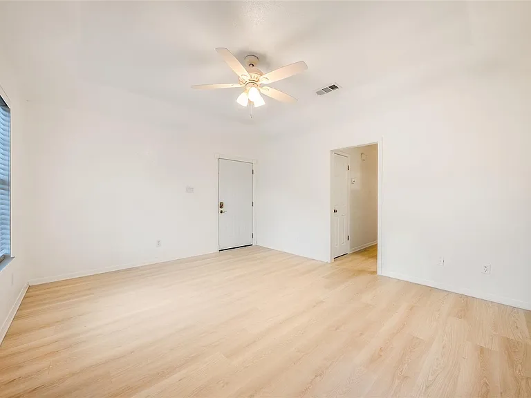 1702 Ireland Dr — Photo 11