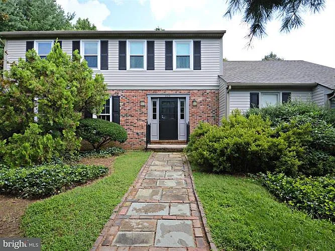 624 Laurel Ln photo 1