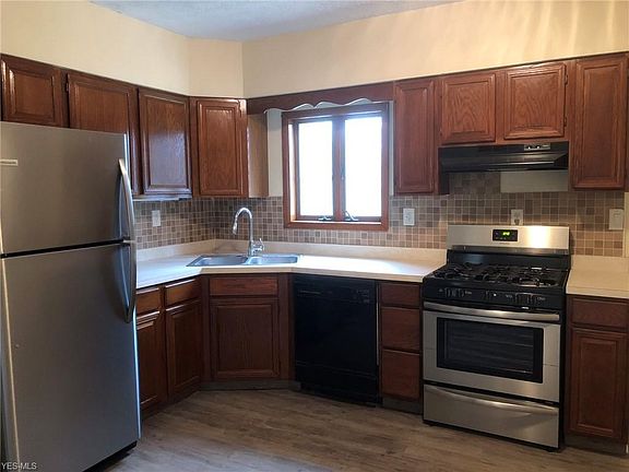 Eat-in kitchen, new appliances,