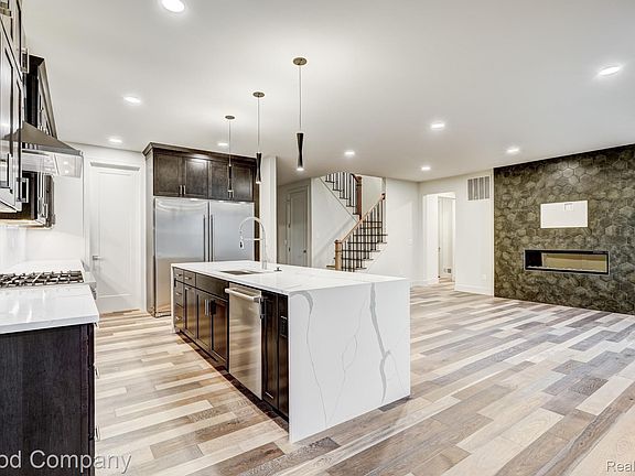 2nd image of 812 Irving Ave
