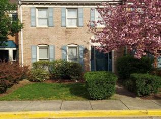 7433 Crestberry Ln, Bethesda, MD 20817