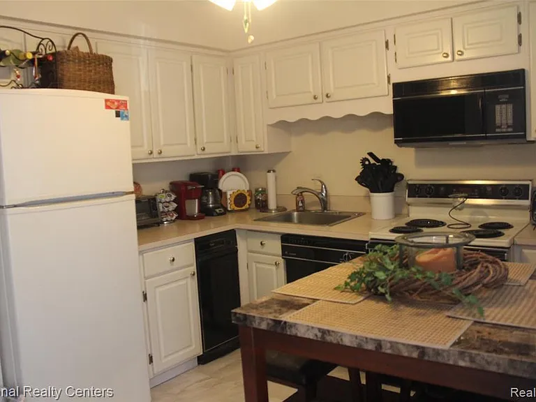 29160 Tessmer Ct — Photo 5