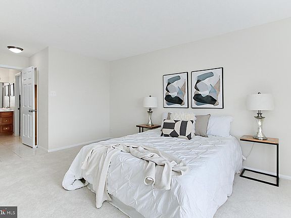 3rd image of 307 Yoakum Pkwy APT 1206