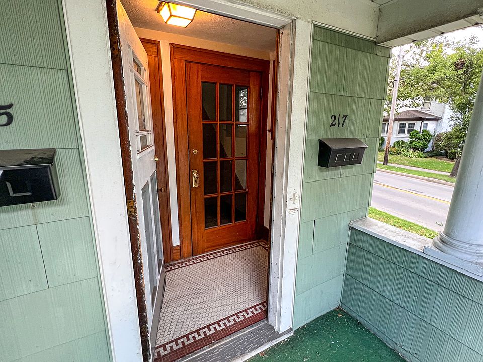 1st image of 215 Woodstock Rd #217
