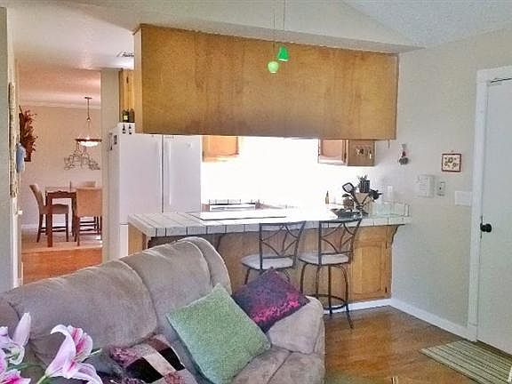 5th image of 2410 Banyan Dr