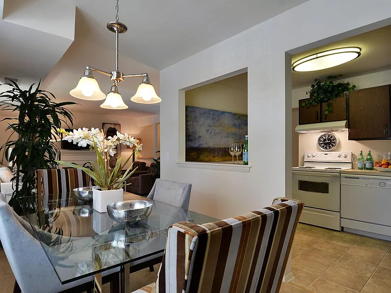 Hickory Hills Condominiums — Photo 7