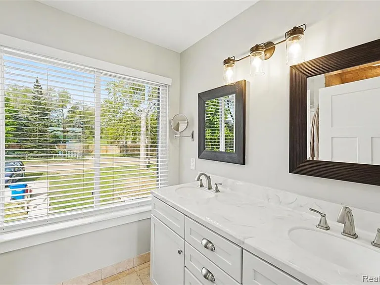 10280 Lakeside Dr — Photo 18
