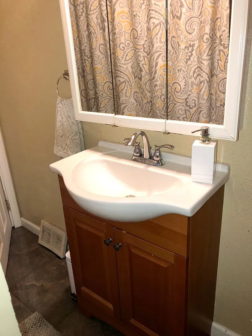 Huge 2 Bedroom in Mt Washington! Available Now! — Photo 3