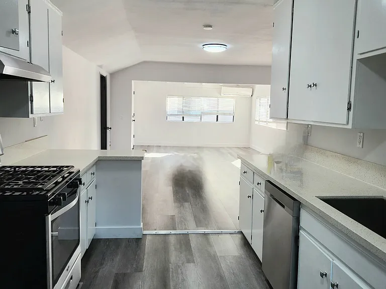 1803 S Van Ness Ave — Photo 4