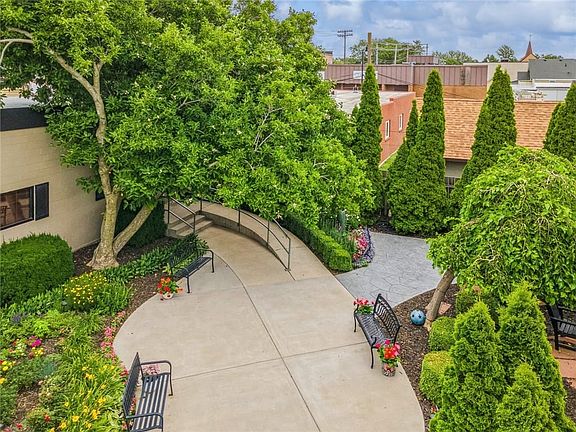 4th image of 104 W 1st Ave
