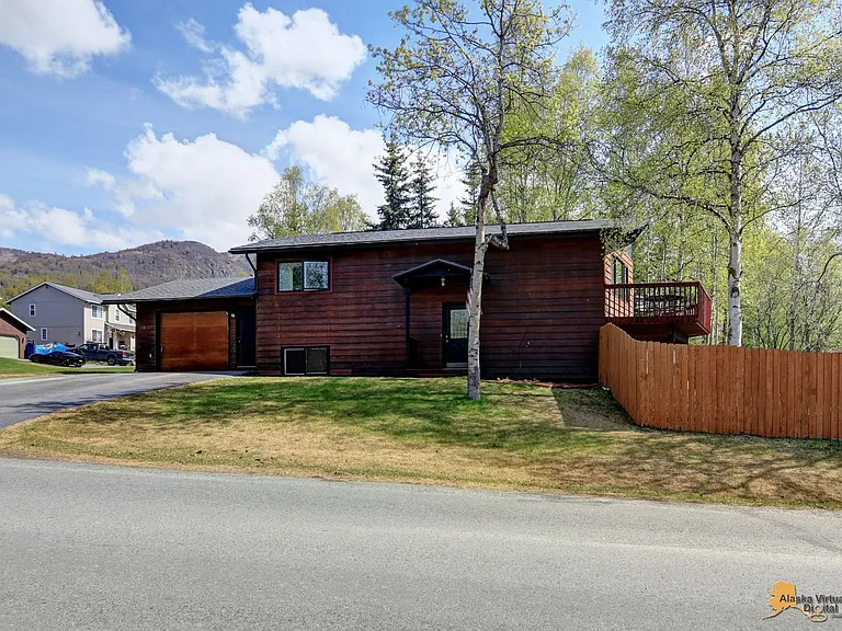 10137 Birch Ln — Photo 3
