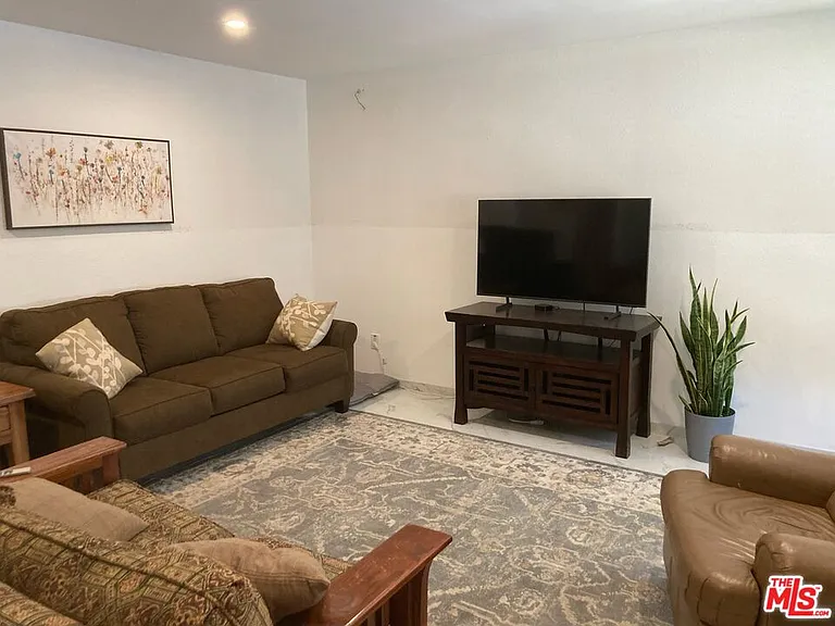 758 E Cypress Ave — Photo 7