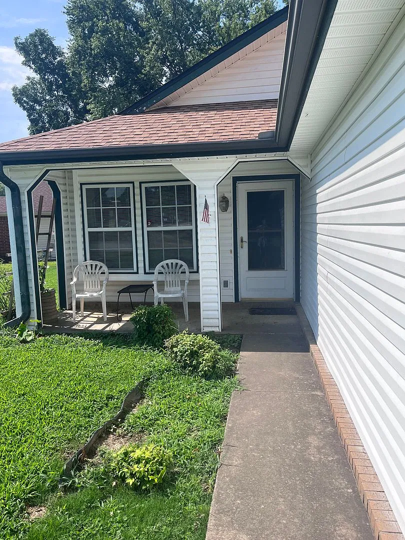 2 bedroom House with fenced in yard — Photo 2