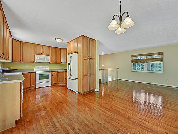 4th image of 240 Foxfire Ln