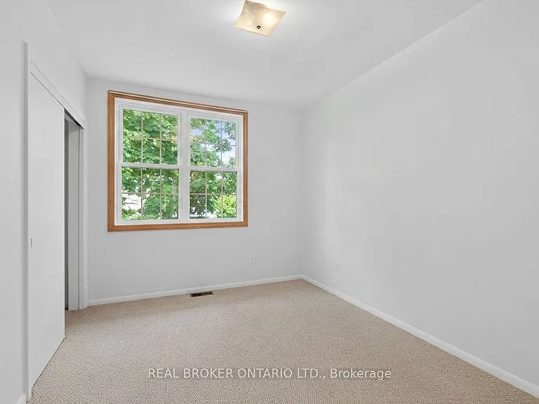 8 Westmount Dr S — Photo 8